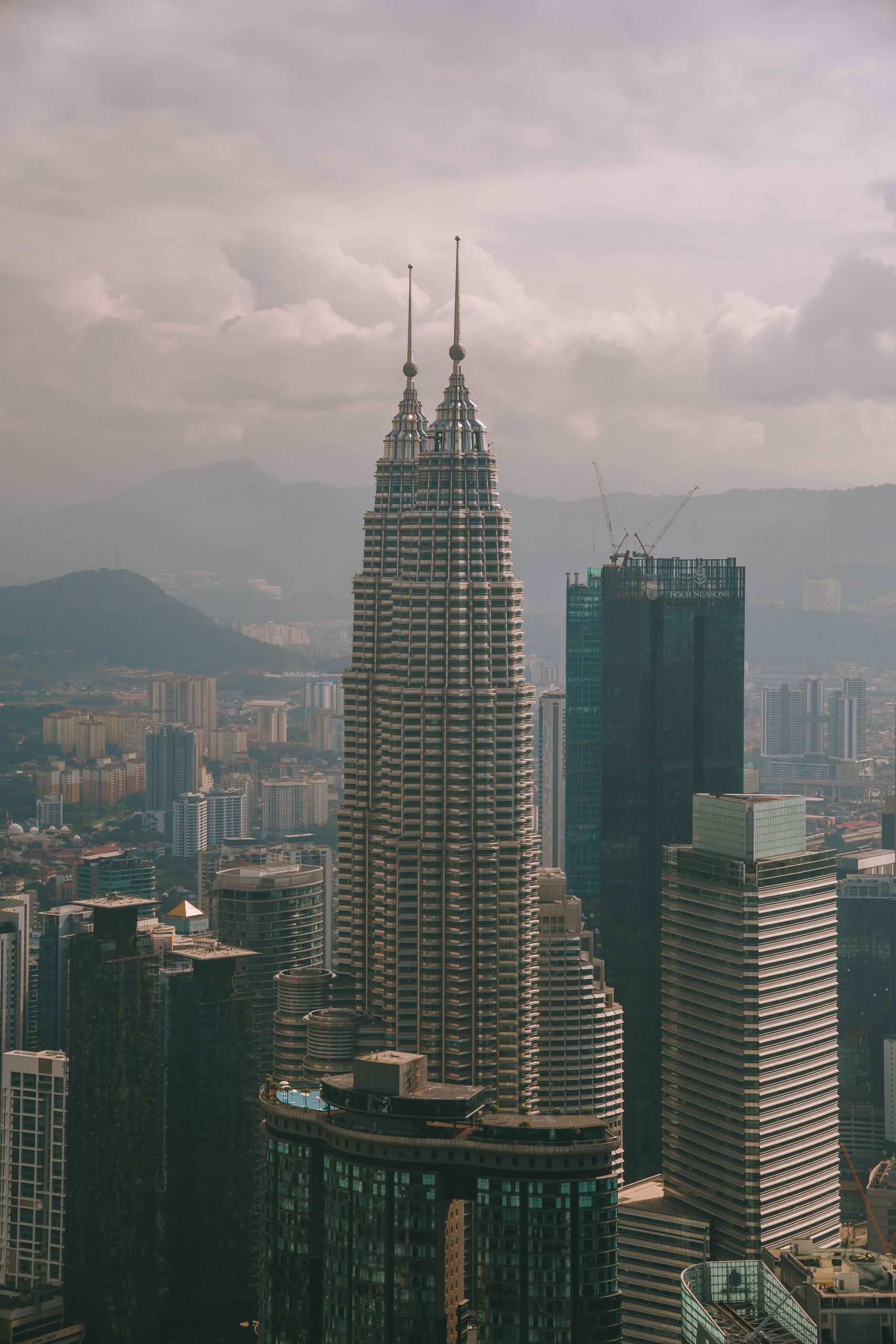 吉隆坡 KLCC 天际线与双子塔日景